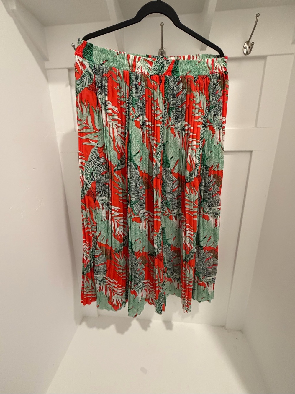 SHEIN Red & Green Tropical Pleated Midi Skirt